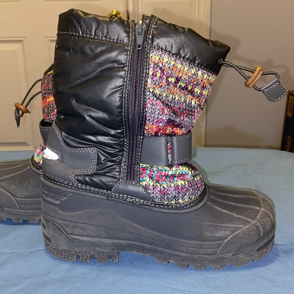 Girl’s sz. 2 Dream Pairs winter boots, some wear - Picture 2 of 7
